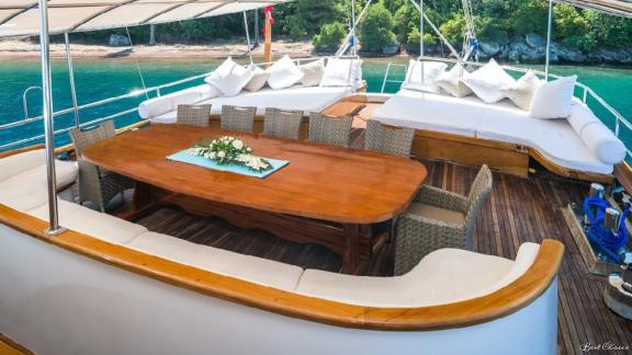 The 8-cabin gulet S-Nur Taylan in Marmaris offers a spacious outdoor deck with dining table and comfortable sun loungers